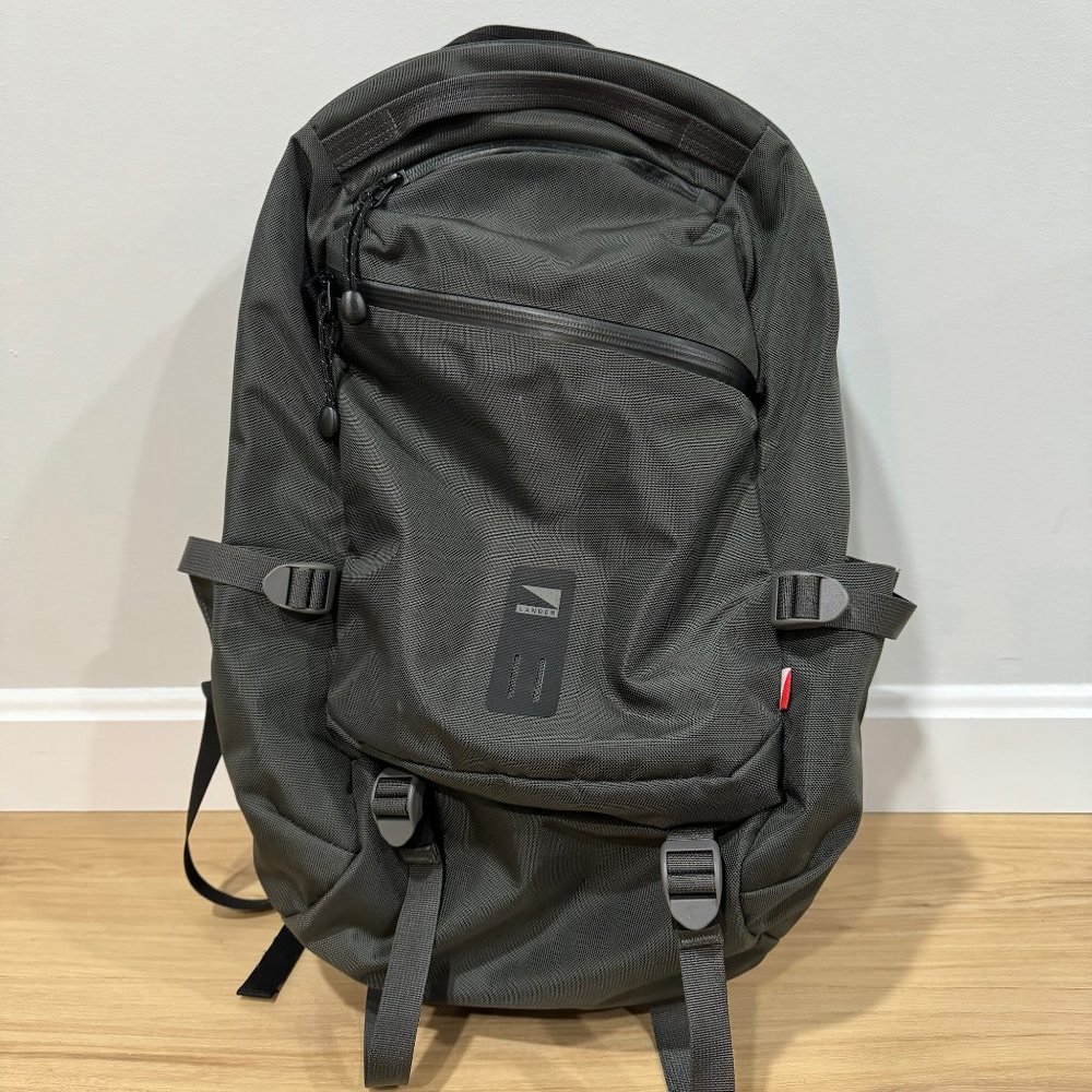 Lander Commuter 25L Backpack - Excellent Condition - Laptop Protection - Gray
